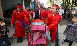 Dân Ném Thượng chém lợn trong nhà kín