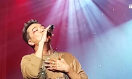 Diễn quá sung, Đàm Vĩnh Hưng gặp tai nạn chảy máu mắt