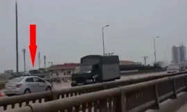 Chiếc xe taxi bất chấp nguy hiểm chạy ngược chiều tốc độ cao tại đường vành đai 3 trên cao. Ảnh cắt từ clip