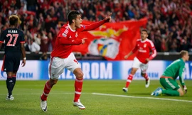 Jimenez thể hiện đầy đủ phẩm chất của một trung phong ở bàn mở điểm. Ảnh: Reuters.