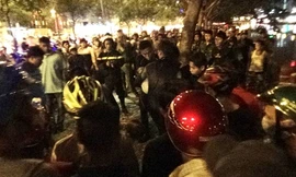  Cảnh sát cứu hộ vớt hai ông cháu lên bờ. Ảnh: C.A