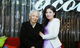 Ca sỹ Anh Thơ và cô giáo Hồ Mộ La trong buổi họp báo. Ảnh: TK.