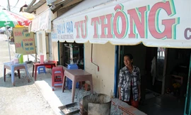 Căn nhà thấp hơn mặt đường hơn 0,5 m ở đường An Dương Vương. Ảnh: T.N