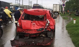 Ba người kêu cứu trong ôtô móp méo. Ảnh: Hải Hiếu