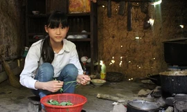 Bố đau yếu, mẹ đi làm kiếm tiền cả ngày, Thi lo cơm nước cho cả gia đình. Ảnh: Hồng Vân