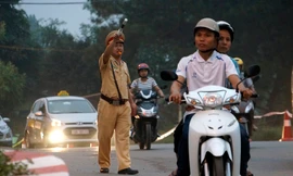 Lực lượng CSGT phân luồng từ xa để đảm bảo giao thông thông suốt trong suốt quá trình diễn ra Lễ hội Đền Hùng năm 2016