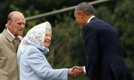 Tổng thống Mỹ bắt tay với Nữ hoàng Anh tại Lâu đài Windsor. Ảnh: Reuters