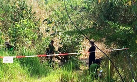 Cảnh sát khám nghiệm hiện trường phát hiện thi thể ông Lắm. Ảnh: Tư Huynh