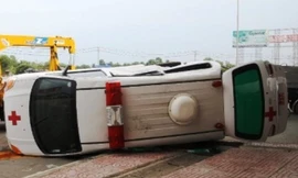 Một chiếc xe cấp cứu bị lật (Ảnh minh họa)