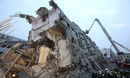 Nhà cửa đổ nát sau động đất ở Đài Loan.