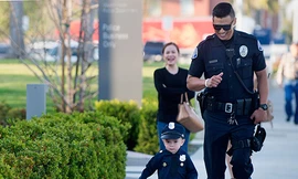 Sĩ quan Mike Gradilla đã giúp Tayden Nguyen trở thành cảnh sát nhí trong một ngày. Ảnh: Ocregister