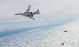 Tu-160 Nga (trái) chạm mặt hai chiến đấu cơ Rafale và Mirage của Pháp. Ảnh: Zone militaire