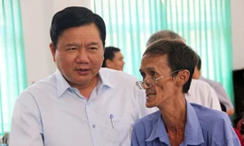 Bí thư Thành ủy TP HCM Đinh La Thăng trao đổi với người dân xã Đông Thạnh, huyện Hóc Môn. Ảnh: Thiên Ngôn