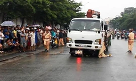 Ôtô tải cuốn xe máy và hai nữ công nhân vào gầm. Ảnh: Hải Hiếu