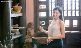 Chiếc áo yếm mỏng tang, lộ ngực của cô gái đang là đề tài tranh cãi trên mạng