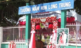 Trường mầm non được che rạp để tổ chức đám cưới cho con cô hiệu trưởng.