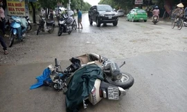 Xế hộp tông xe máy, 3 mẹ con nguy kịch