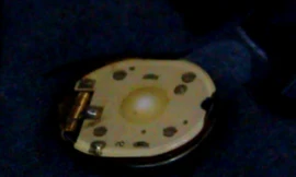 "Vật lạ" được gắn trong áo bé Minh là chíp điện tử nhằm phát sáng?