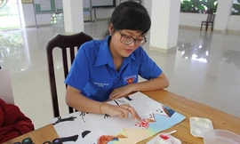 Bích Hương vẽ tranh bằng đầu ngón tay.