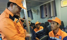 Lãnh đạo Trung tâm Tìm kiếm cứu nạn khu vực 3 xuống thăm hỏi động viên 10 thuyền viên tàu BĐ 95956 TS