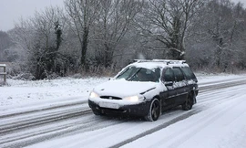 Mặc chiếc xe lao đi với vận tốc 90 km/h trong thời tiết -17 độ C, chủ xe vẫn bám chặt nóc rồi đập vỡ kính hậu, chui vào giằng co với tên trộm. Ảnh minh họa: Royalty Free