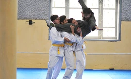 Nữ sinh cảnh sát bất ngờ nổi tiếng vì thế võ hiểm