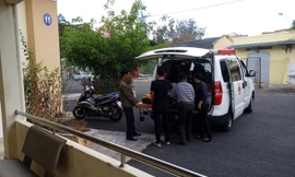Xe y tế đưa thi thể 3 du khách nước ngoài về Viện pháp y TP Hồ Chí Minh.