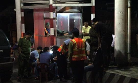 Cảnh sát chặn ôtô vận chuyển ma túy tại trạm thu phí đèo Bảo Lộc. Ảnh: Hoài Thanh