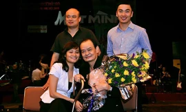 Nhạc sỹ Thanh Tùng và 3 con trong một đêm nhạc "Một mình" diễn ra cách đây khá lâu. Ảnh: TL.