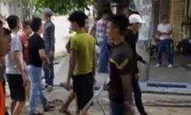 Nhóm côn đồ cầm gậy gộc, tuýp sắt tấn công người trong căn nhà số 278.