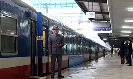 Nhân viên đường sắt không được xem bóng đá trong giờ làm việc. Ảnh minh họa: Bá Đô