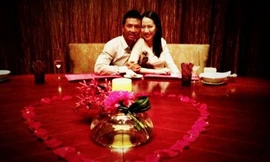 ẢNH: Vợ chồng 'Diệp Vấn' Chân Tử Đan lãng mạn hơn trên phim