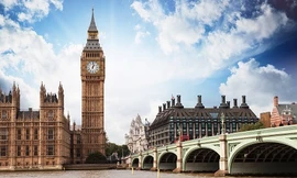Tiếng chuông vang lên từ tháp đồng hồ Big Ben đã trở thành biểu tượng cho sự bình yên và vững chắc đối với người dân London (Anh). Ảnh: Getyourguide