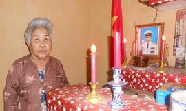 Mẹ Ngò bên di ảnh liệt sĩ Nguyễn Bá Cường