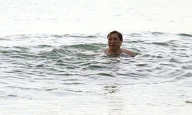 Ông Huỳnh Đức Thơ, Chủ tịch UBND TP Đà Nẵng đi tắm biển sáng sớm ngày 1/5. Ảnh: Nguyễn Đông.