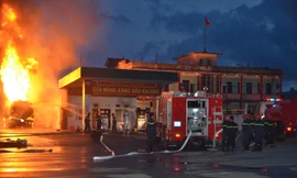 Quảng Ninh: Cây xăng bốc cháy trong đêm