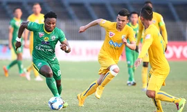 Thắng Thanh Hoá, Cần Thơ (áo xanh) toàn thắng sau bốn trận sân nhà mùa này. Ảnh: Lê Nguyên.