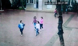 Hình ảnh 4 nữ sinh lớp 5 ở Hà Nội lẻn ra khỏi trường để đi tìm việc làm và được ghi lại qua camera (ảnh: An ninh thủ đô)