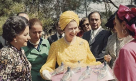 Những món quà “độc” của Nữ hoàng Anh