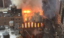 Lửa khói bốc lên ngùn ngụt từ nhà thờ Saint Sava. Ảnh: AP