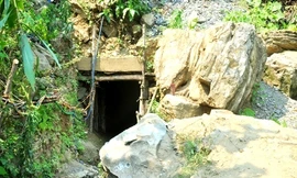 Miệng của hầm gây ngạt khí làm 4 người tử vong. Cơ quan chức năng địa phương không biết hầm này làm vàng hay khai thác gì