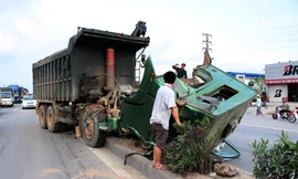 Phần cabin của chiếc xe tải gần như rời khỏi xe...