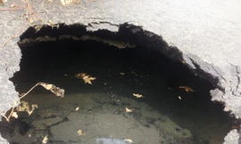 'Hố tử thần' bất ngờ xuất hiện giữa ngã ba đường