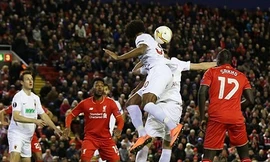 Hai cầu thủ Ausburg phá bóng, vô tình chạm tay vào bóng dẫn đến penalty. Ảnh: BPI.