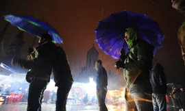 Du khách đổ lên Sa Pa ngắm tuyết rơi (ảnh: Mạnh Khoa)