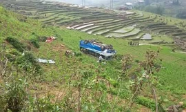 Hiện trường chiếc xe du lịch bị mất lái lao xuống vực ở xã Tả Van, huyện Sa Pa trưa ngày 1/5.