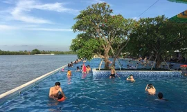 Hồ bơi tại KDL The BCR quận 9 , nơi xảy ra vụ tai nạn.