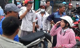 Bà Thương cùng người dân sau khi bắt được tên cướp, lấy lại ví. 