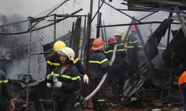 Các chiến sĩ PCCC tiến hành dập lửa.