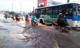 Mưa lớn khiến nhiều tuyến đường ở Buôn Ma Thuộc ngập nước. Ảnh: Thiên Thiên